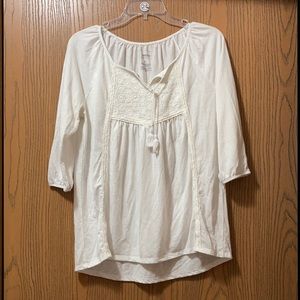 White, quarter sleeve, small top.